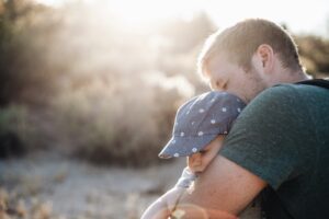 Ojciec przytulający dziecko - prawo rodzinne