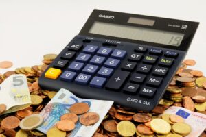Kalkulator leżący na pieniądzach - prawo spadkowe i testamenty