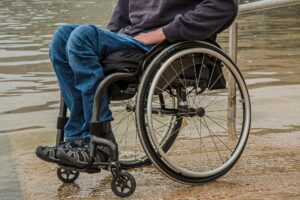 Mężczyzna jeżdżący na wózku inwalidzkim - uzyskał odszkodowanie